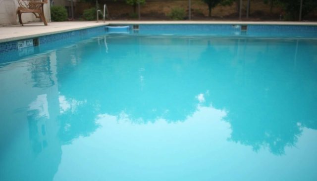 Votre pompe de piscine fait un bruit étrange ? Découvrez les causes possibles et les solutions avant la panne