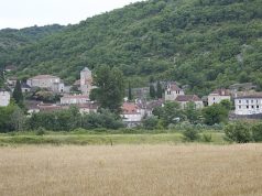 Avant qu’il ne soit trop tard : ce village du Quercy, moins célèbre que Rocamadour, est un balcon sur le Lot qui vous époustouflera