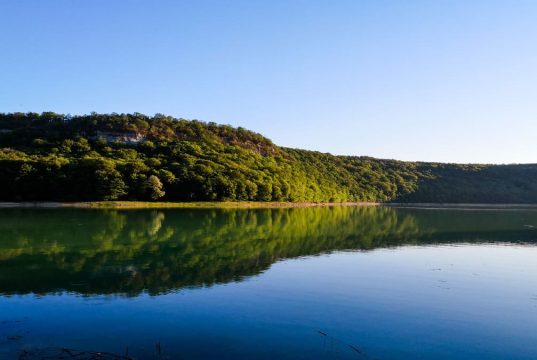 Oubliez Annecy ! Ce lac jurassien confidentiel offre des eaux cristallines et des plages secrètes pour l’été 2025